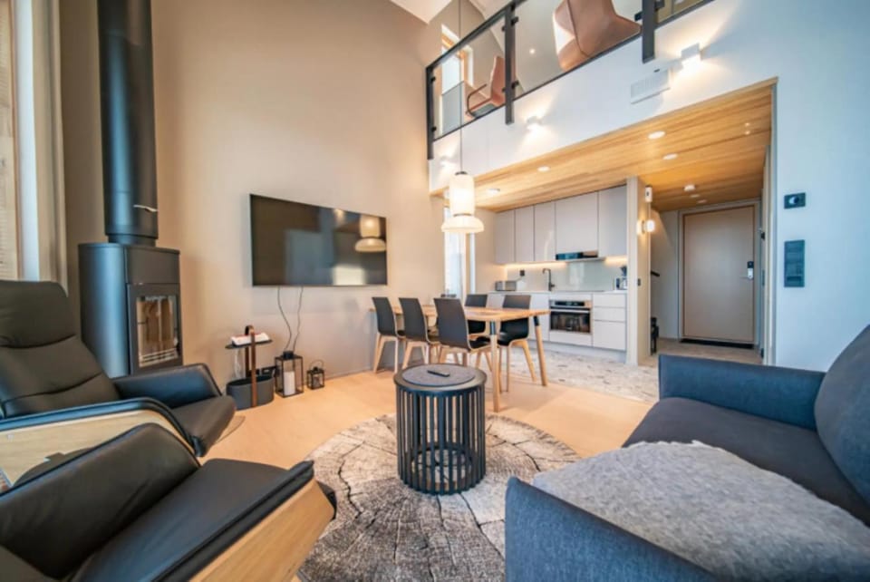 Communal lounge/ TV room, TV and multimedia, Living room, Seating area, Dining area, heating, internet, kitchen