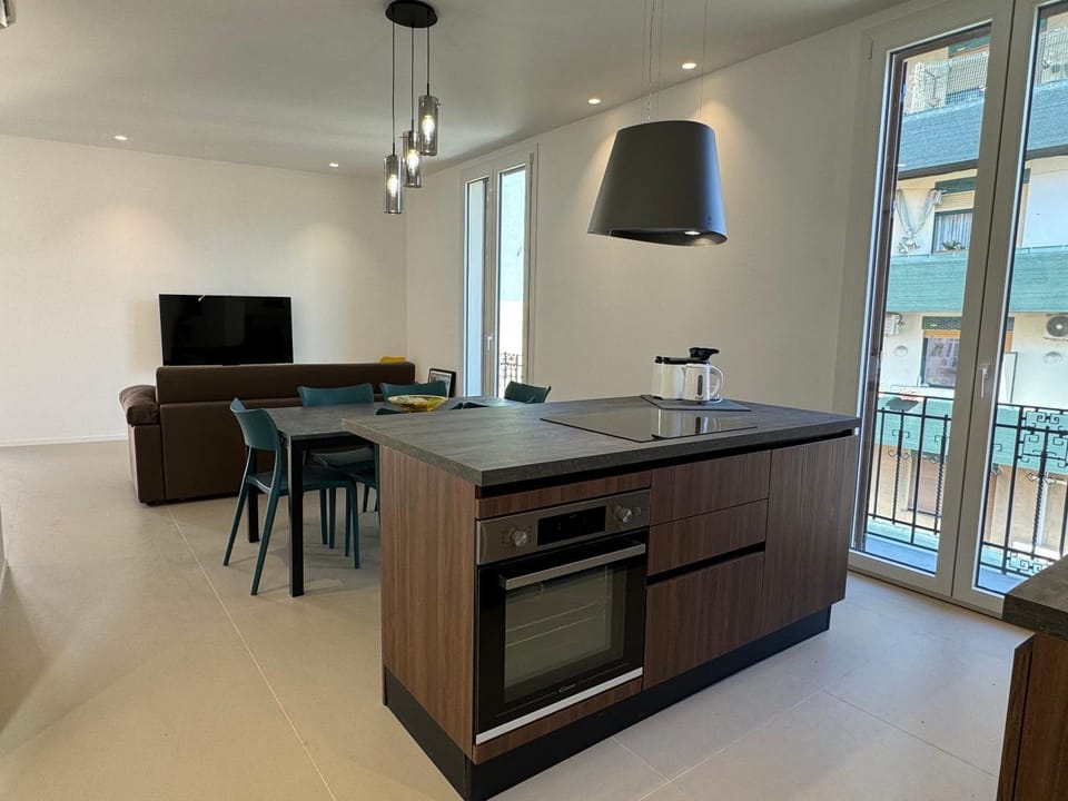 TV and multimedia, Dining area, stove