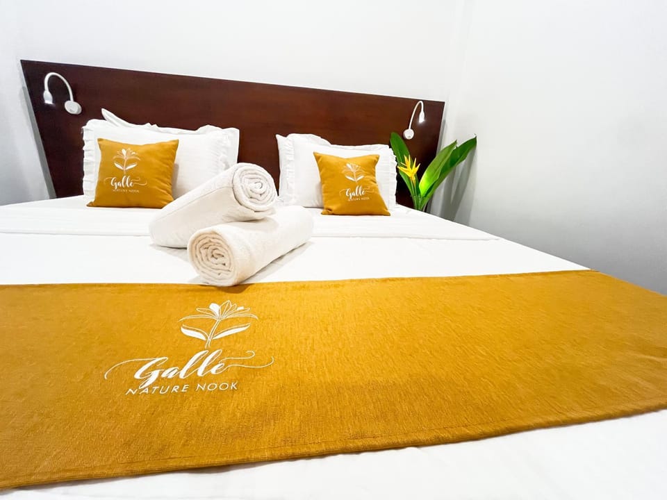 Bed, Property logo or sign, Photo of the whole room, Logo/Certificate/Sign, Bedroom, towels