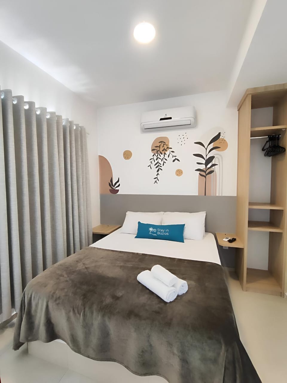 Photo of the whole room, Bedroom