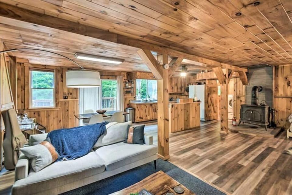 Whispering Woods Cabin - Creekside & Pet Friendly Cabin in Vermont