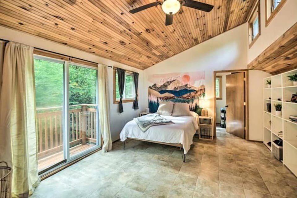 Whispering Woods Cabin - Creekside & Pet Friendly Cabin in Vermont