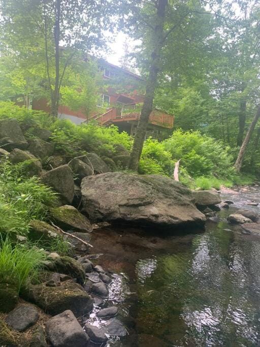 Whispering Woods Cabin - Creekside & Pet Friendly Cabin in Vermont