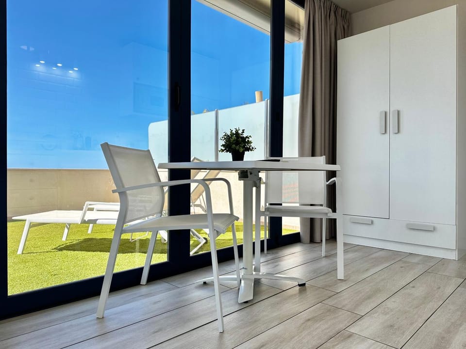 Seating area, Dining area
