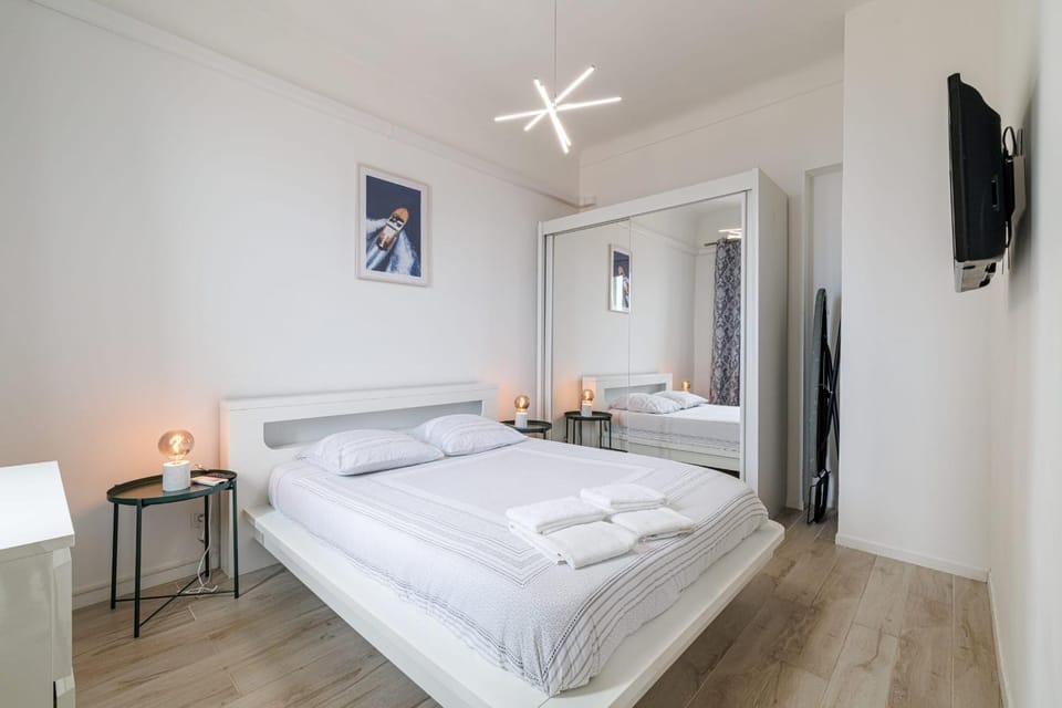 Cozy 2 Bedroom Seafront 150m from Monaco Apartment in Monaco