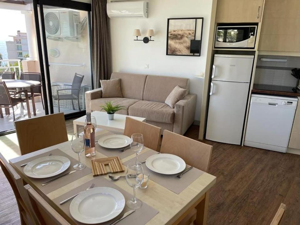 TV and multimedia, Coffee/tea facilities, Balcony/Terrace, Living room, Seating area, Dining area, Garden view, Sea view, dishwasher, heating, microwave, storage, stove, toaster, wardrobe, air conditioner