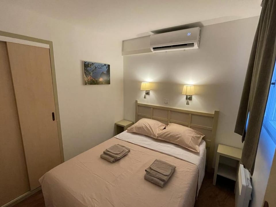 Nearby landmark, Spring, Bed, Night, Garden, Photo of the whole room, Bedroom, Garden view, Pool view, Swimming pool, heating, internet, storage, towels, wardrobe, air conditioner