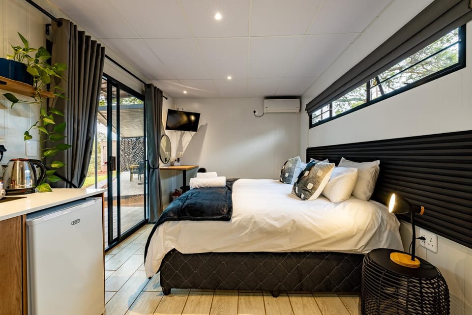 Bed, TV and multimedia, Kitchen or kitchenette, Bedroom