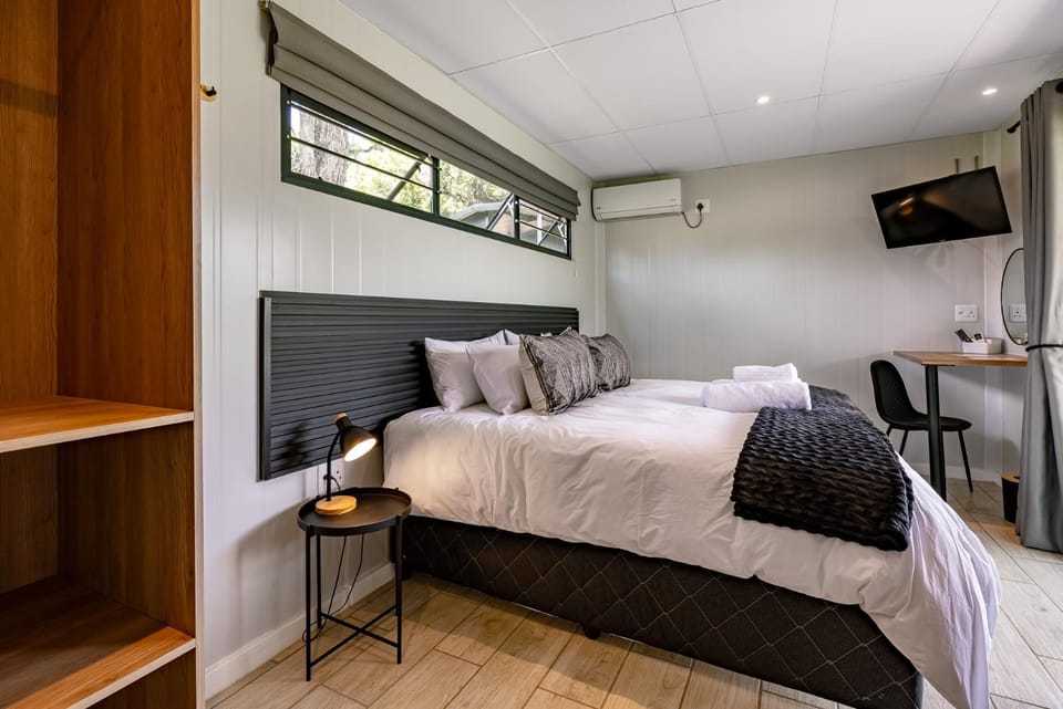 Bed, TV and multimedia, air conditioner