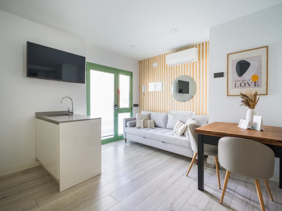 TV and multimedia, Kitchen or kitchenette, Living room, Photo of the whole room, Dining area, kitchen, air conditioner