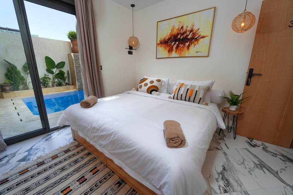 Bed, Photo of the whole room, Bedroom, Pool view, Swimming pool, Breakfast, towels
