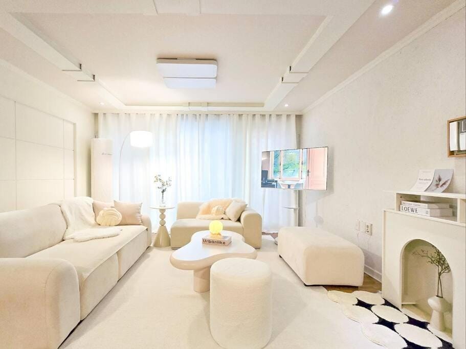 Living room, Seating area, air conditioner