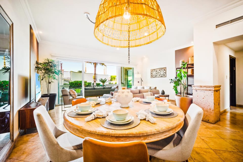 Living room, Food and drinks, Seating area, Dining area, Food