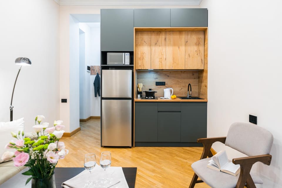Coffee/tea facilities, Kitchen or kitchenette, Living room, Seating area, Dining area, stove