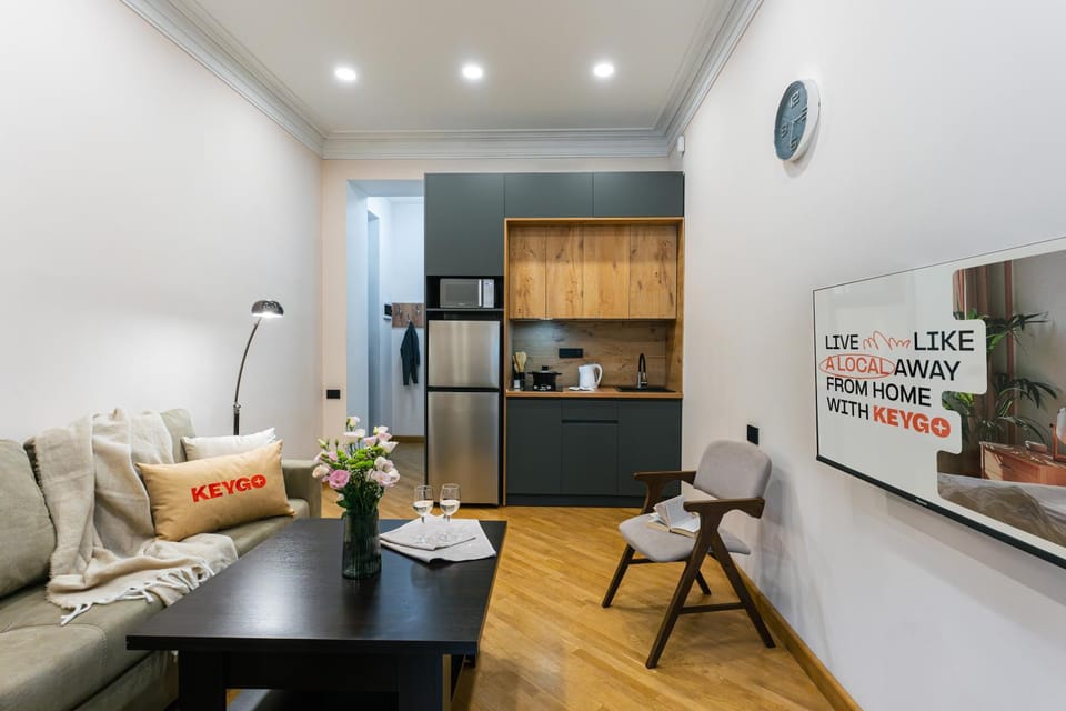 Kitchen or kitchenette, Living room, Seating area, Dining area, stove