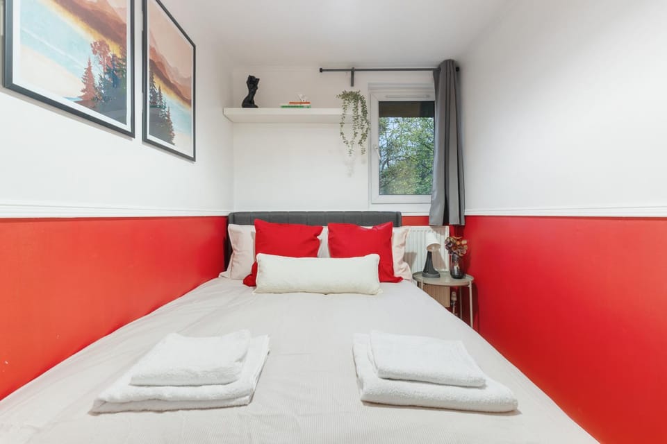 Bed, Photo of the whole room, Bedroom, towels