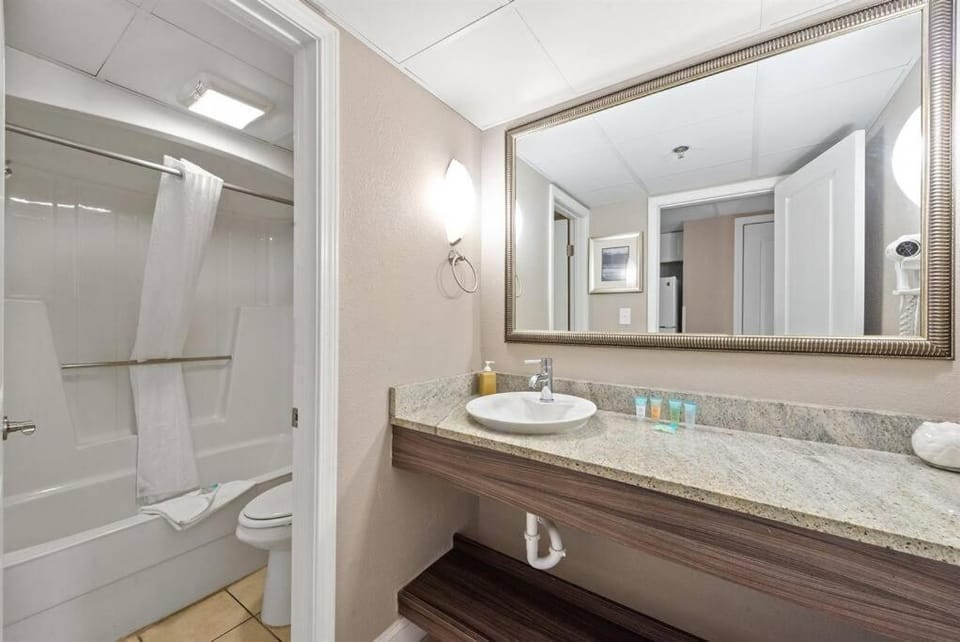Direct Oceanfront Suite, Your Relaxing Getaway! CV 938 Apartment in Myrtle Beach