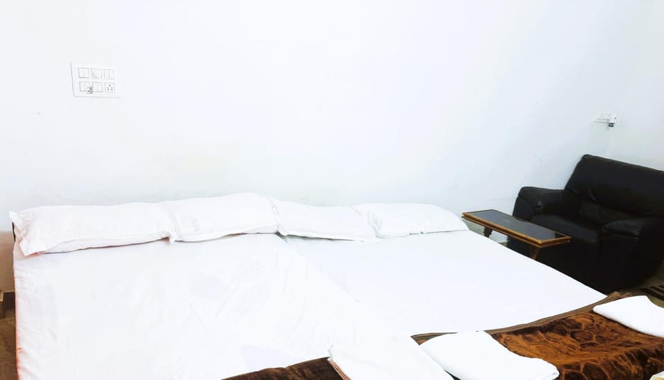 Bed, Seating area, Bedroom