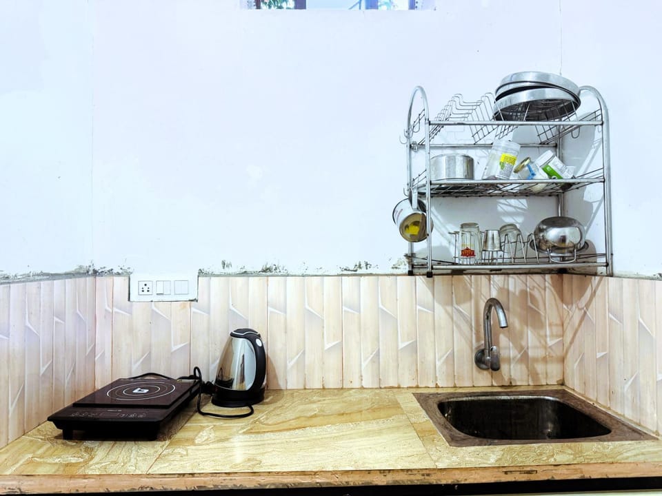 Coffee/tea facilities, Kitchen or kitchenette, stove