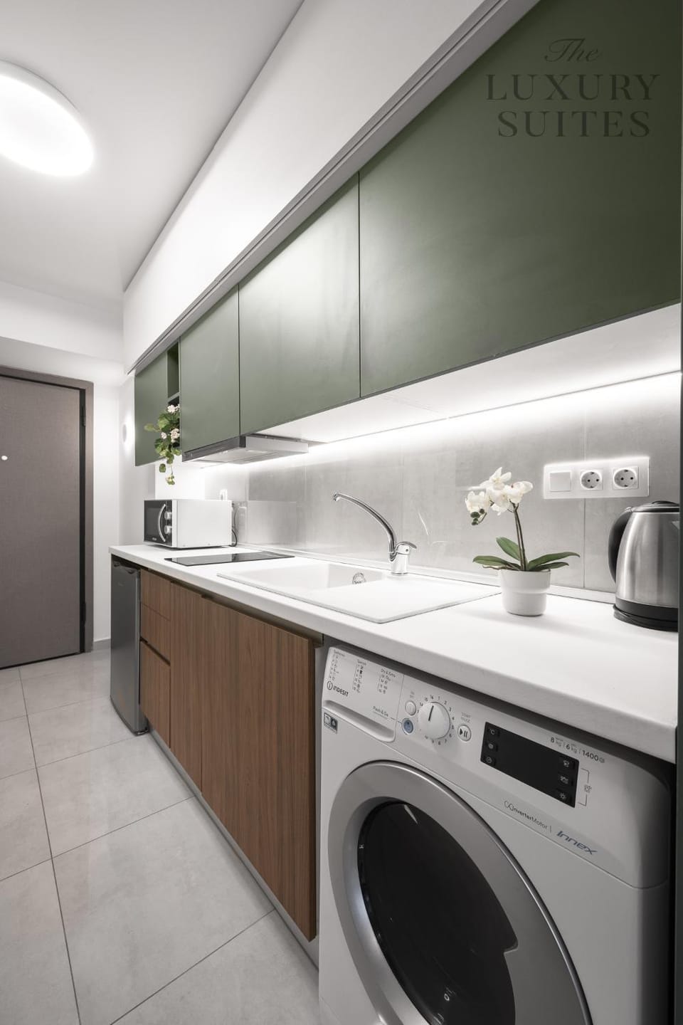 Kitchen or kitchenette, washing machine