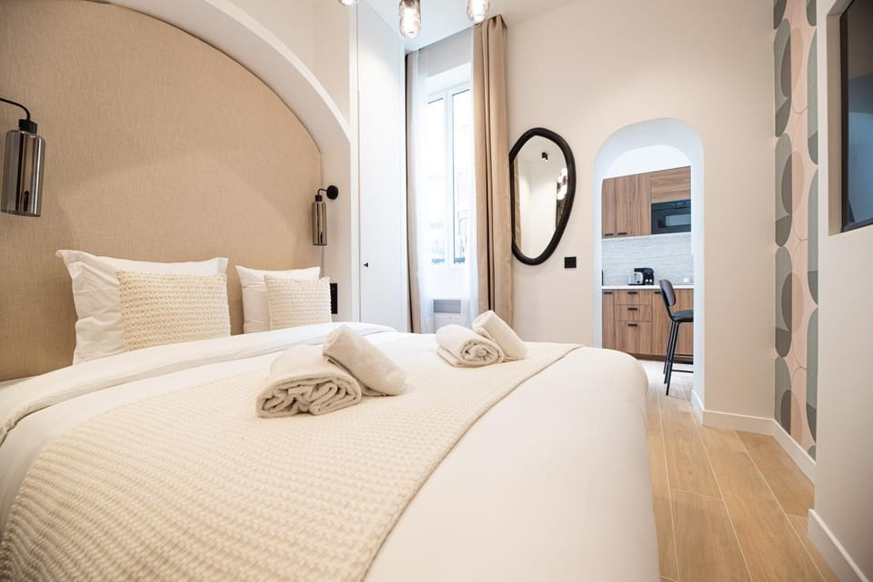 Bed, Photo of the whole room, Bedroom, towels