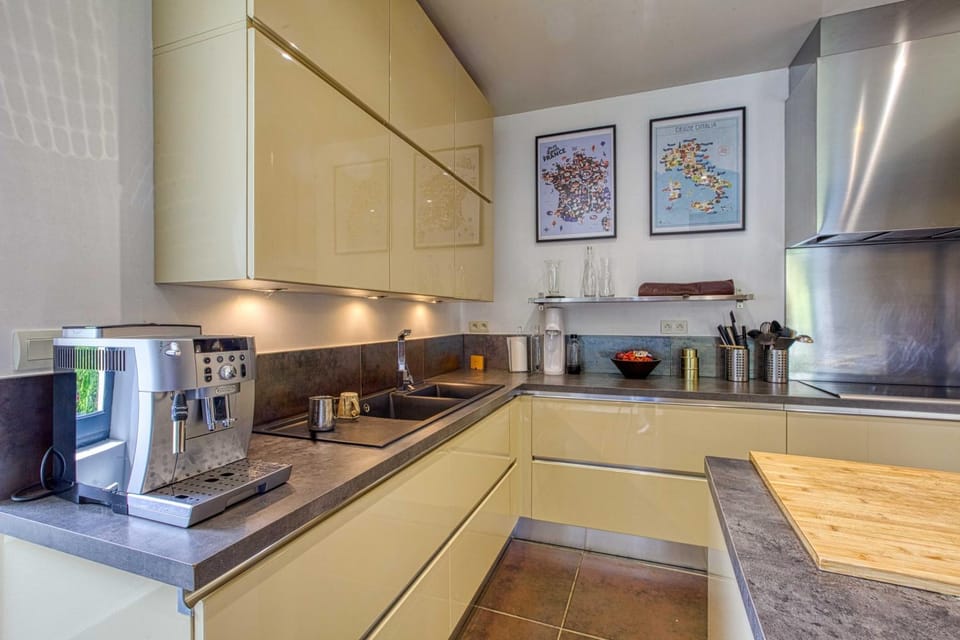 Kitchen or kitchenette, kitchen