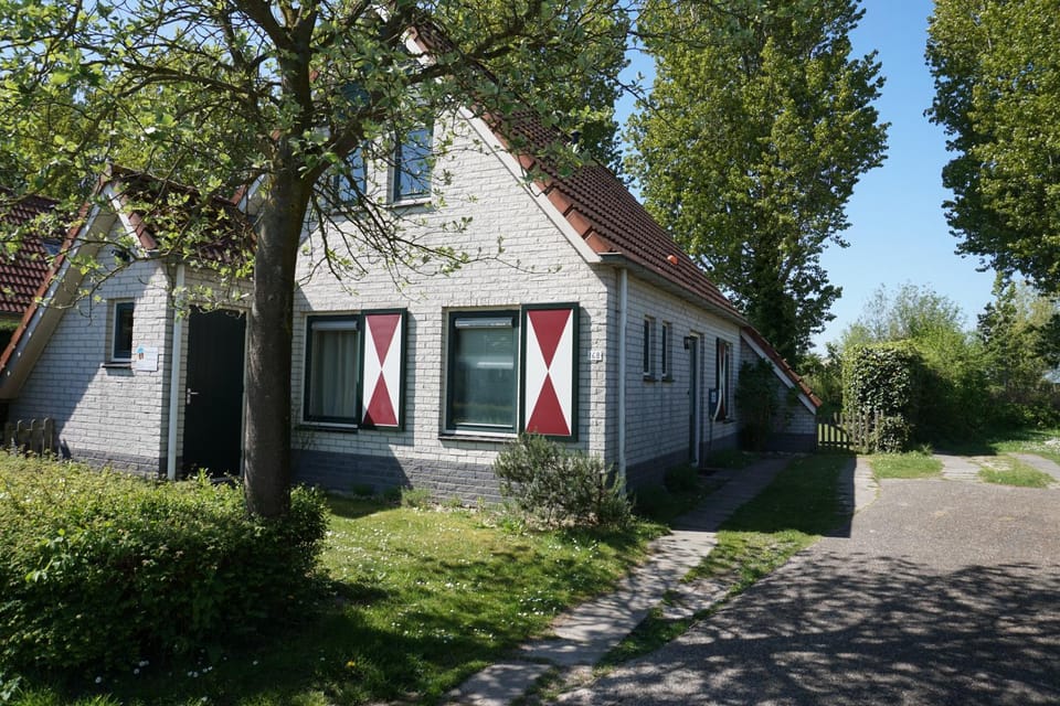 Property building, Facade/entrance, Garden, Parking