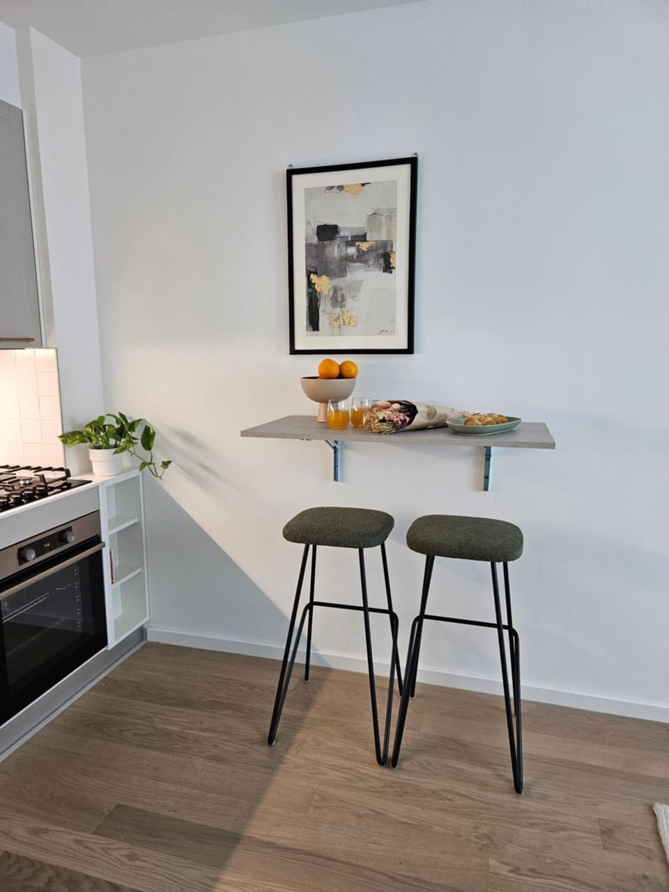 Kitchen or kitchenette, Dining area, stove