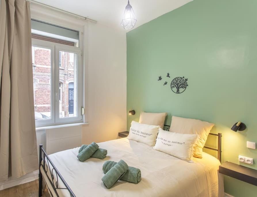 Bed, Photo of the whole room, Seating area, Bedroom, flat iron, towels, wardrobe