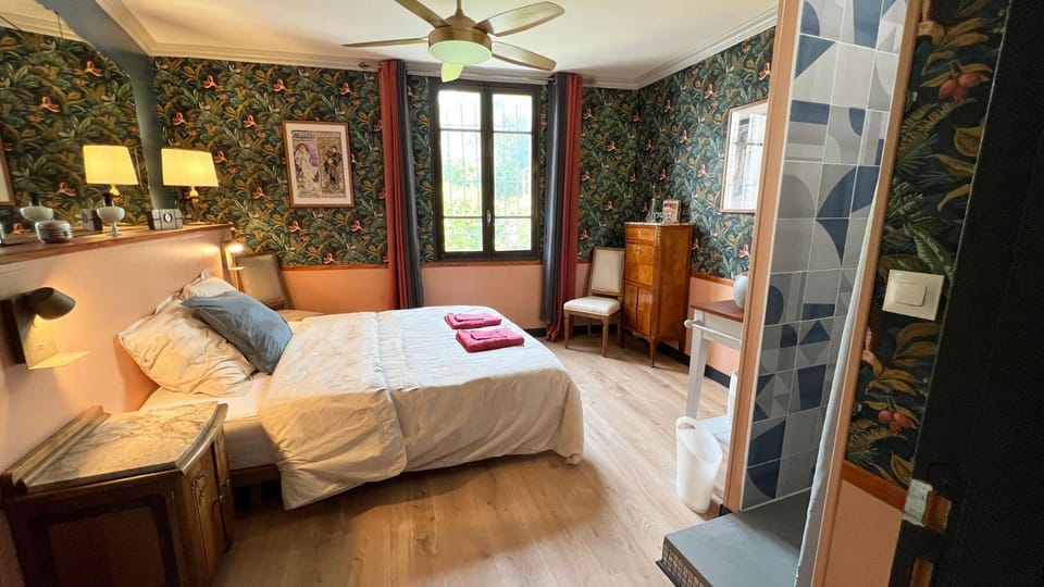 Shower, Bed, Bathroom, Photo of the whole room, Bedroom, towels