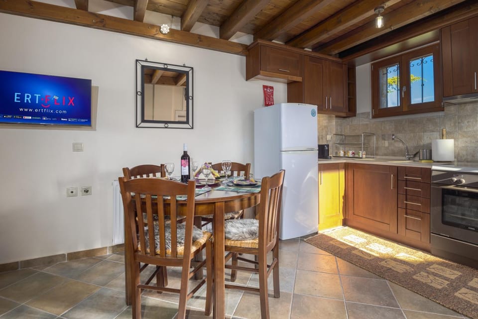 TV and multimedia, Kitchen or kitchenette, Dining area, oven, stove