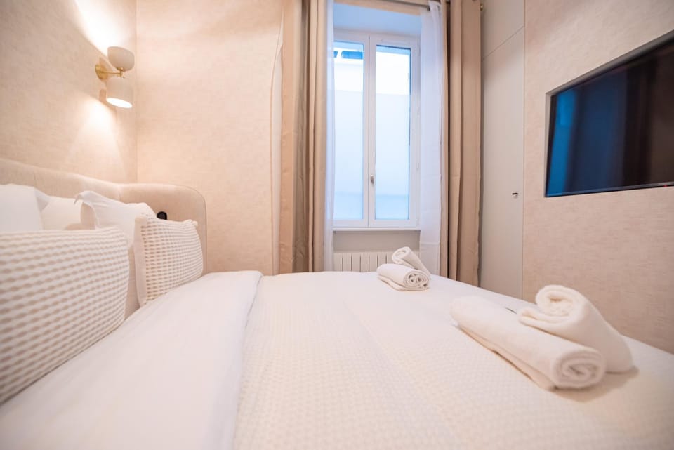 Bed, TV and multimedia, Bedroom