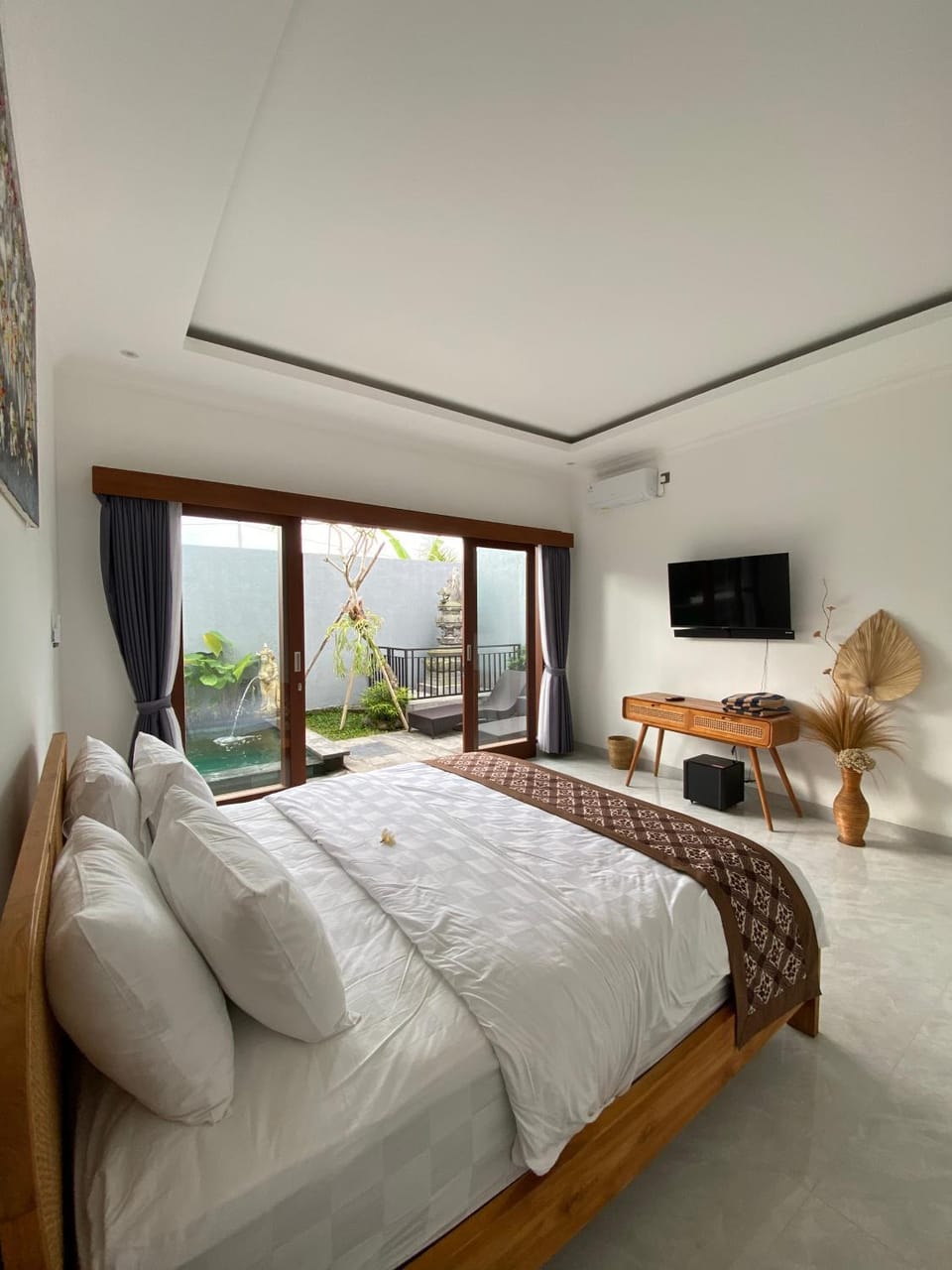 Bed, Photo of the whole room, Bedroom