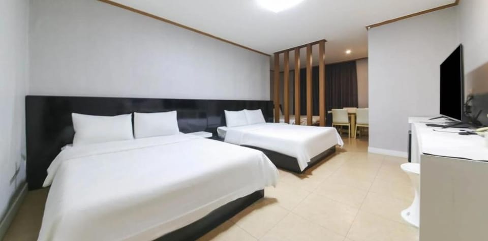 Bed, TV and multimedia, Bedroom