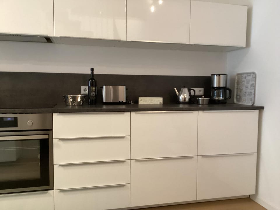 Coffee/tea facilities, Kitchen or kitchenette, stove, toaster