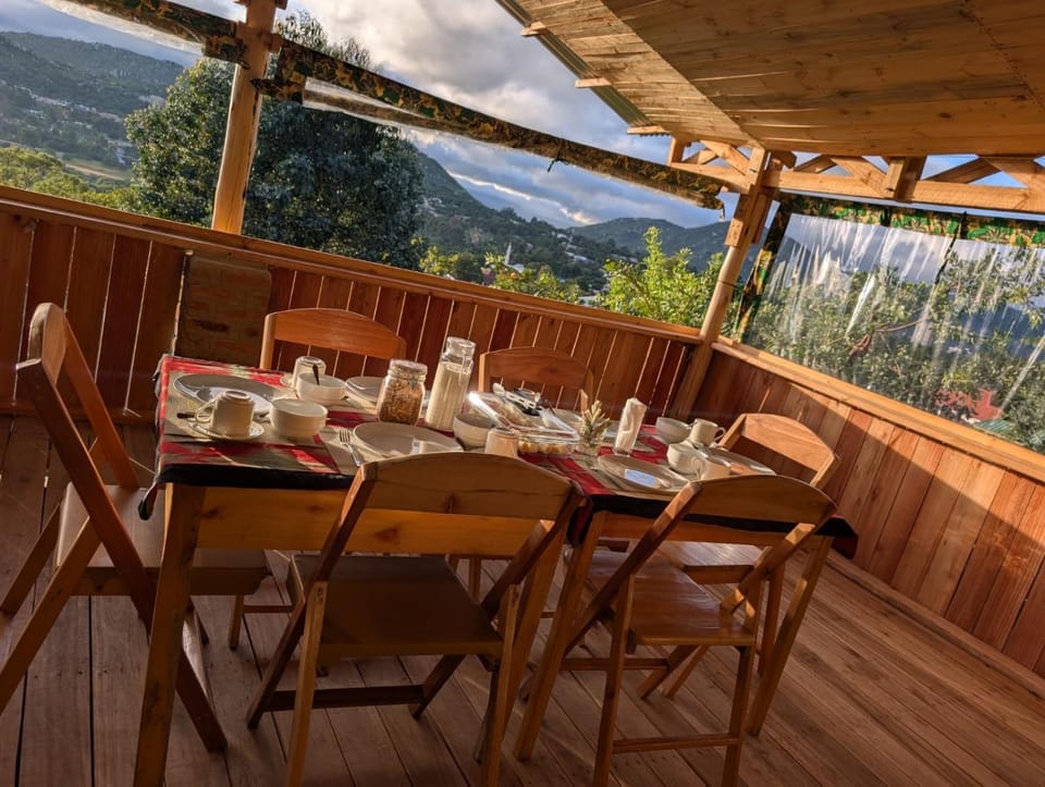 Restaurant/places to eat, View (from property/room), Dining area, Mountain view