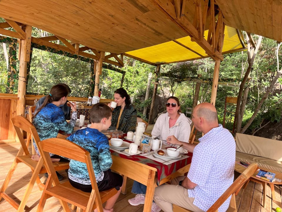Restaurant/places to eat, Coffee/tea facilities, Food and drinks, Dining area, group of guests