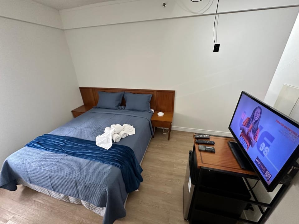 Bed, TV and multimedia, Bedroom