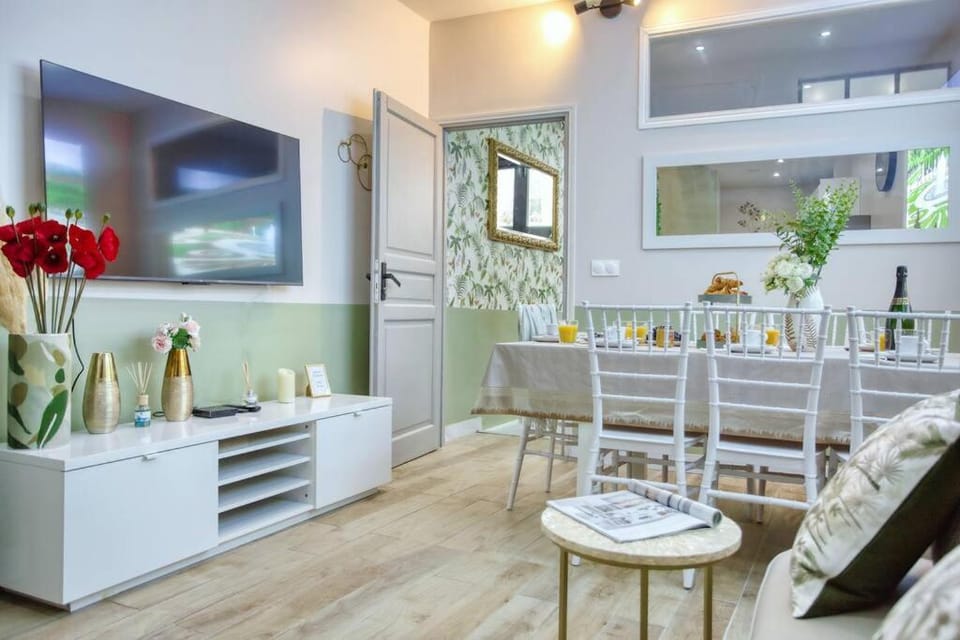 TV and multimedia, Living room, Seating area, Dining area