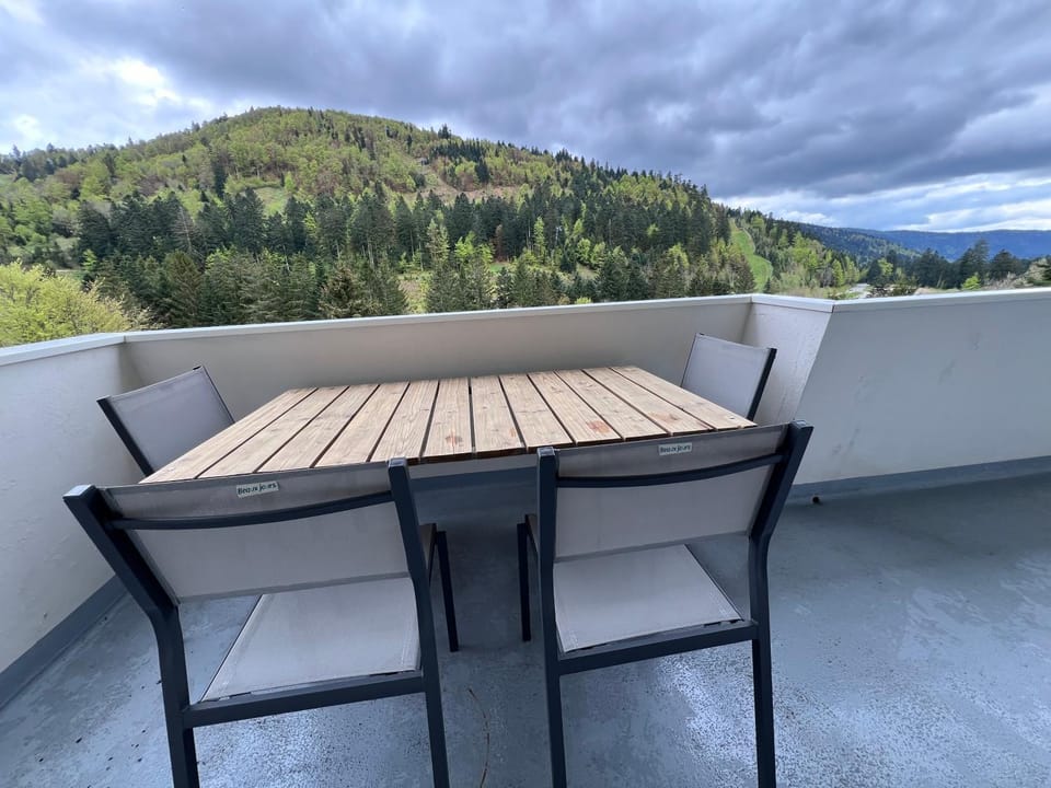View (from property/room), Balcony/Terrace, Dining area, Mountain view