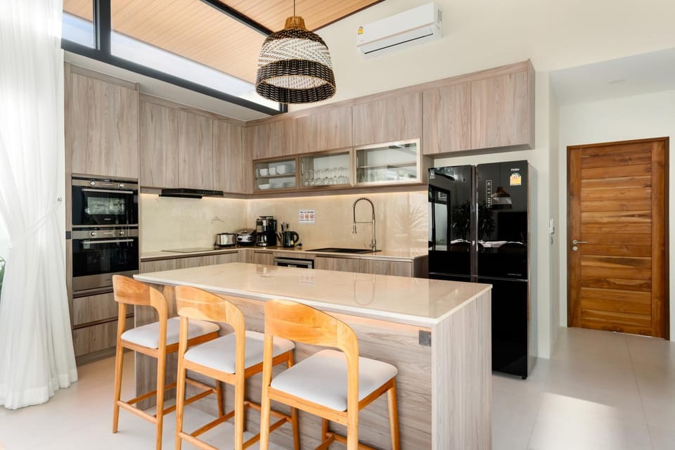 Coffee/tea facilities, Kitchen or kitchenette, Dining area, dishwasher, oven, stove, toaster
