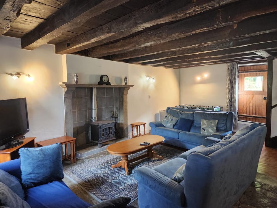 TV and multimedia, Living room, Seating area, Evening entertainment