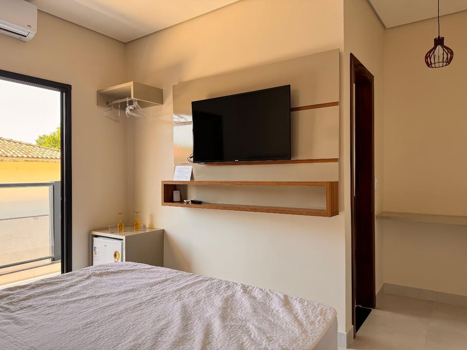 Bed, TV and multimedia, Photo of the whole room, Bedroom, minibar, air conditioner