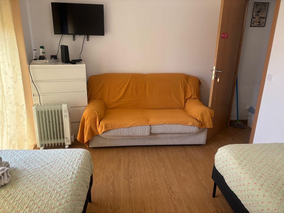 Bed, TV and multimedia, Photo of the whole room, Seating area, Bedroom, internet