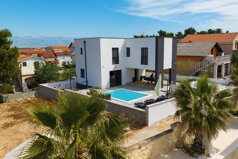Property building, Day, Neighbourhood, Natural landscape, Pool view, Street view, Swimming pool, Location, Parking, sunbed