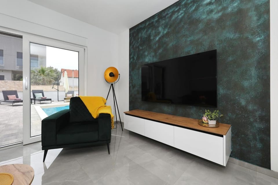 Communal lounge/ TV room, TV and multimedia, Living room, Seating area, Evening entertainment