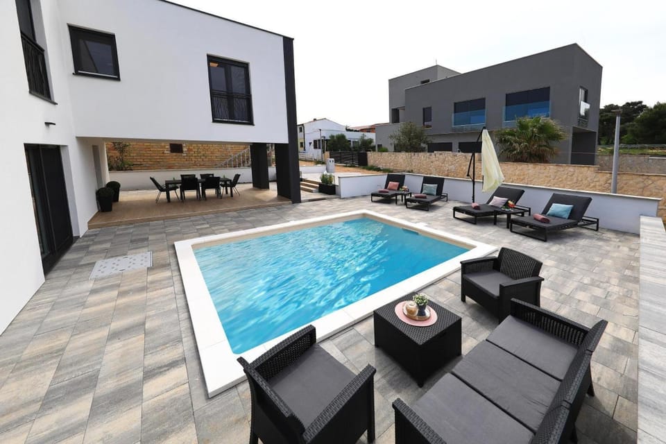 Property building, Patio, Communal lounge/ TV room, Day, Living room, Seating area, Evening entertainment, Pool view, Swimming pool, Parking, sunbed