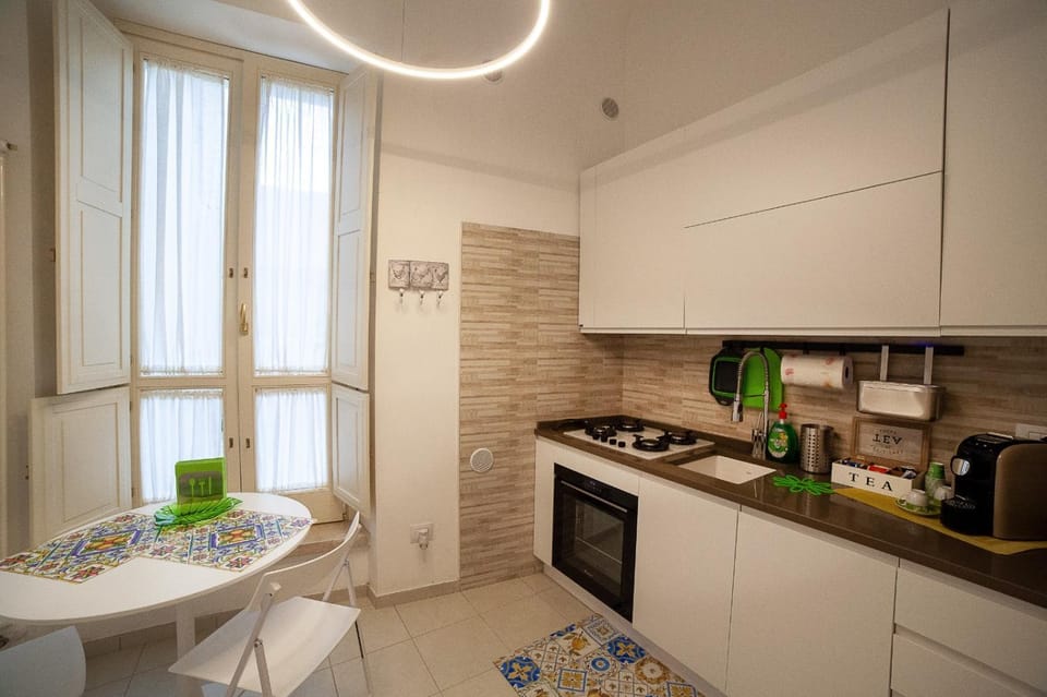 Coffee/tea facilities, Kitchen or kitchenette, Dining area, dishwasher