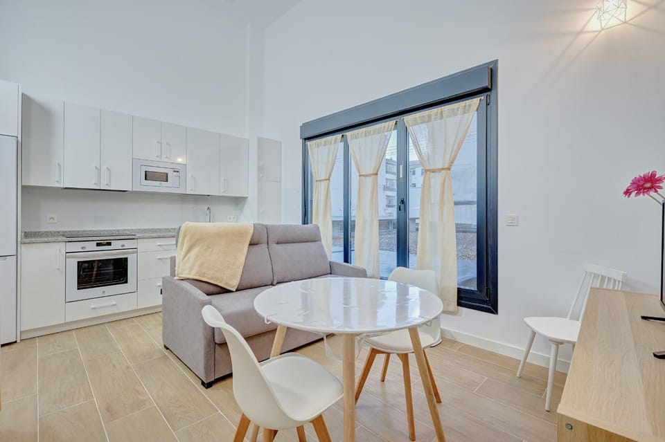 Kitchen or kitchenette, Dining area, oven, stove