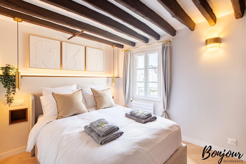 Bed, Photo of the whole room, Bedroom, towels